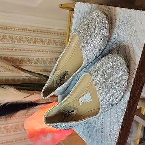 Womens Pre-Loved Sz 10 Bedazzled Silver Flats - Soles may not be water r…